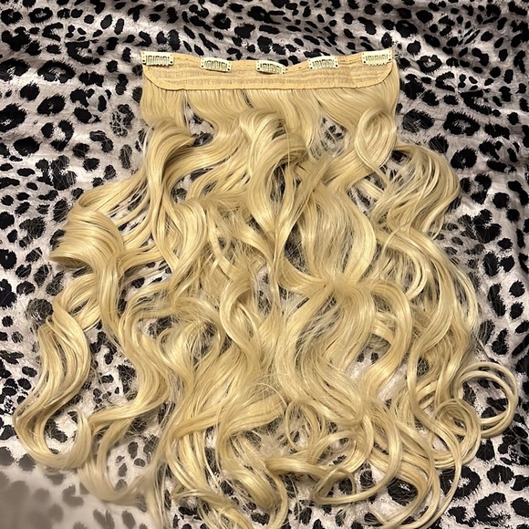 Clip in hair extension 1 piece w 5 clips for placement color is platinum blonde - Picture 4 of 6